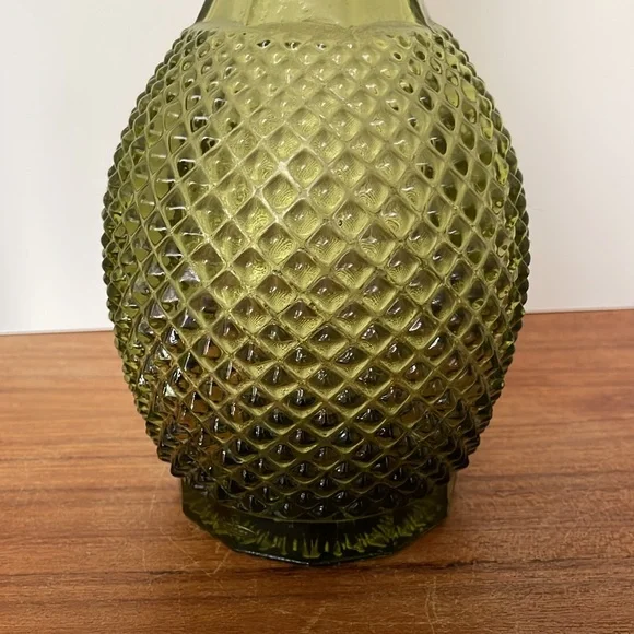 An Emerald Green diamond cut glass decanter. - Picture 3 of 3